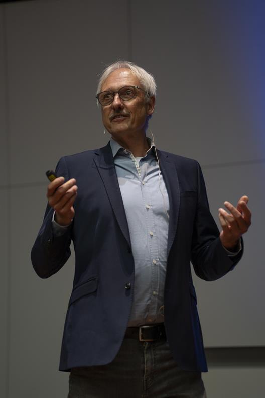 Die Veranstaltung findet am Freitag, den 03.07.2026, um 16:00 Uhr, auf dem Campus der Hochschule Düsseldorf statt. Eingeladen sind Angehörige, Familien und Freunde sowie Mitarbeiter*innen und Alumni, um diesen bedeutenden Anlass gemeinsam zu feiern.